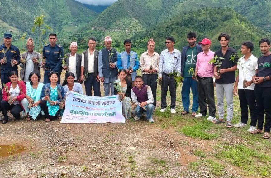 “हरियो वन, स्वच्छ जीवन” नारासहित खोल्लेकमा वृक्षारोपण कार्यक्रम सम्पन्न
