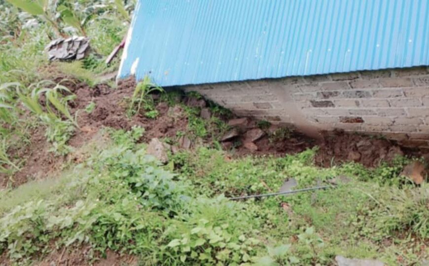 बुंगल ७ लुङ्गाडामा अविरल वर्षापछि पहिरो खस्दा घरमा सामान्य क्षति