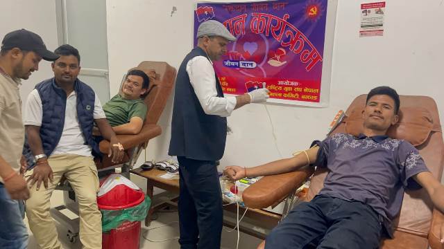 राष्ट्रिय युवा संघ बझाङले जिल्ला अस्पतालमा गर्‍यो रक्तदान