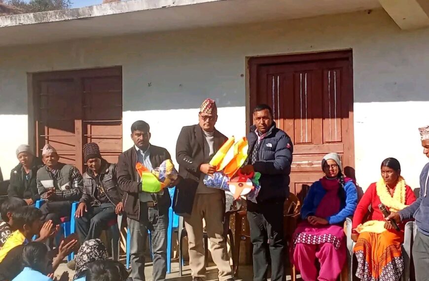 रत्न माविलाई विव्यस अध्यक्ष धामीद्वारा खेल सामग्री सहयोग