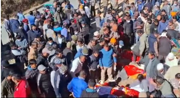 बैतडी बस दुर्घटना: बझाङ शोकमा, एकै आँगनबाट उठ्यो सात जनाको शव