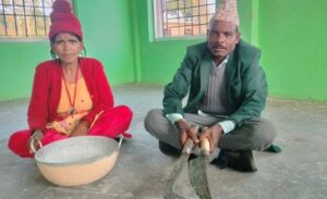 बझाङबाट कञ्चनपुर पुगेका लुहार दम्पती, आरन पेसाबाट जीविका चलाउँदै