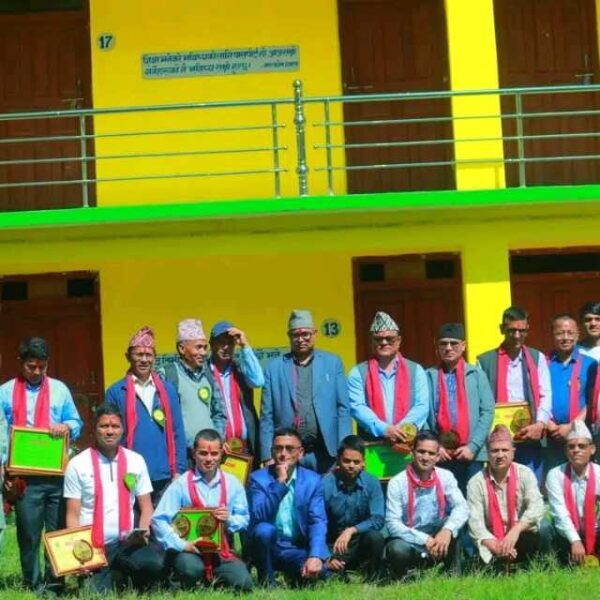 अक्षय कोषमा सहयोग गर्ने दातालाई त्रिवेणी आदर्श क्याम्पसद्वारा सम्मान