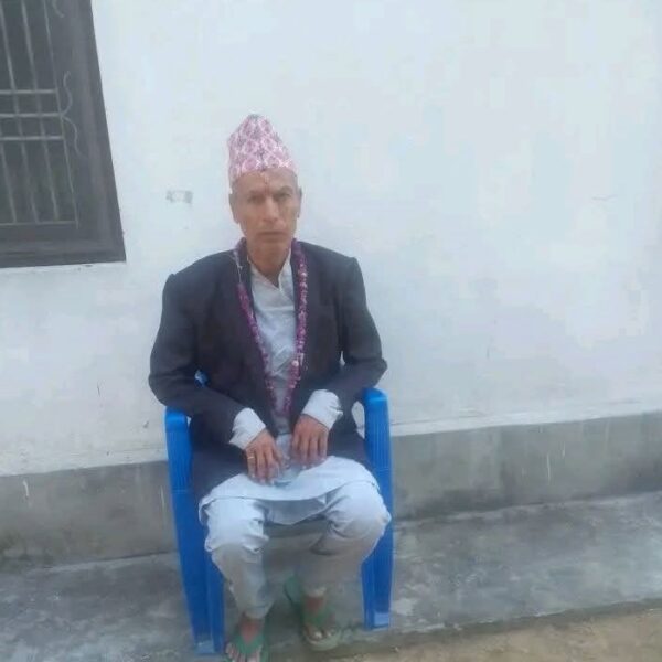 पूर्वप्रधानाध्यापक धर्मानन्द जोशीद्वारा विद्यार्थीलाई शैक्षिक सामग्री र मिठाइ वितरण