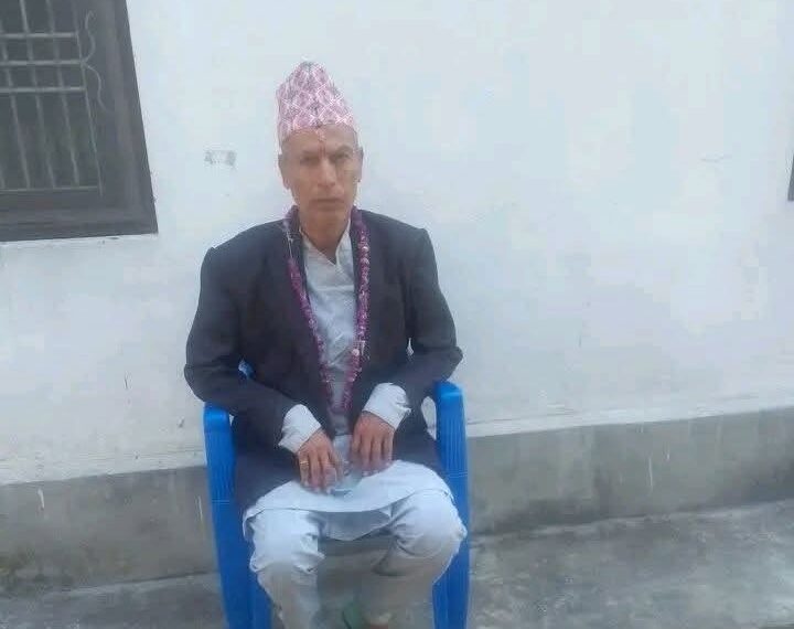 पूर्वप्रधानाध्यापक धर्मानन्द जोशीद्वारा विद्यार्थीलाई शैक्षिक सामग्री र मिठाइ वितरण